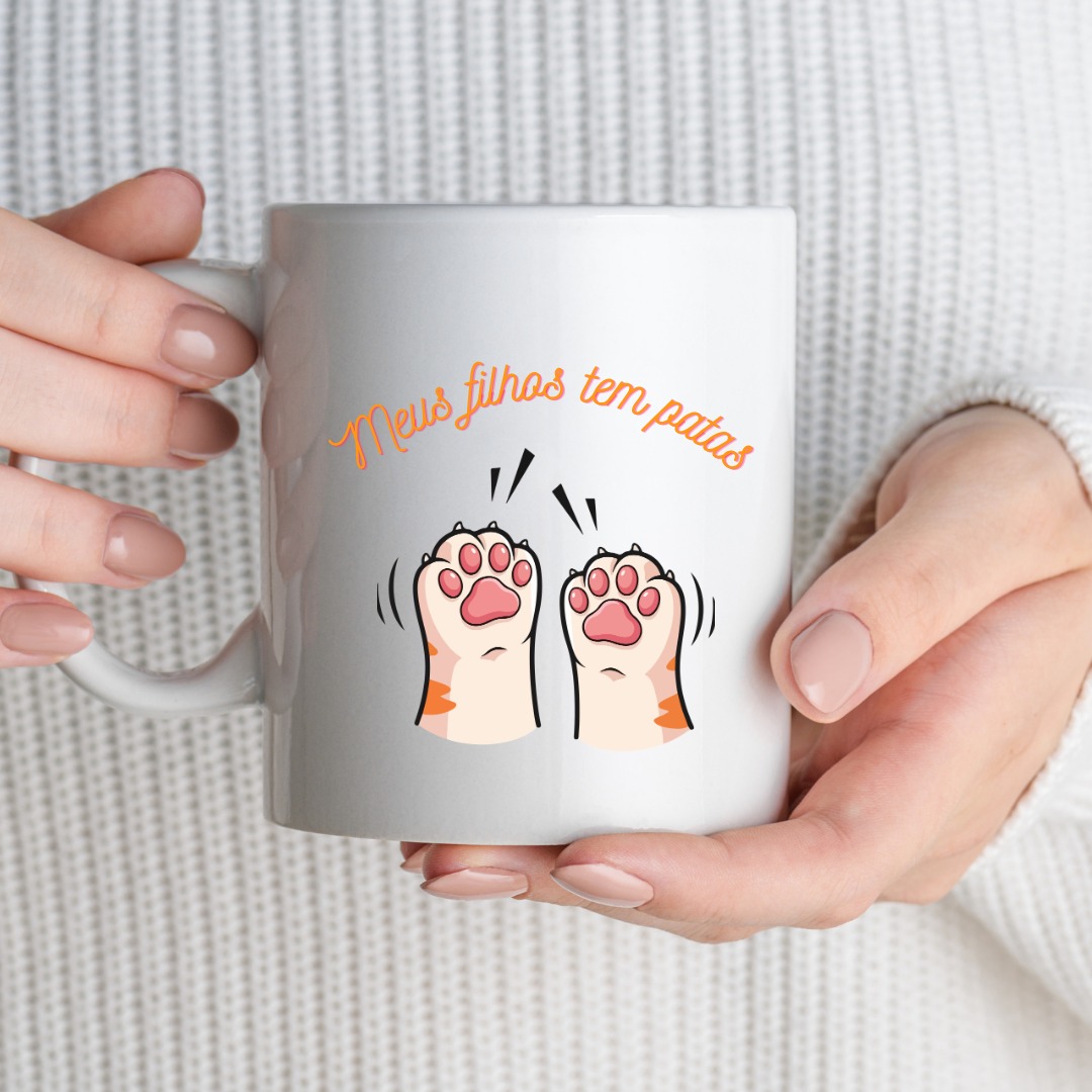 Caneca Meus filhos tem patas nas maos de uma pessoa.